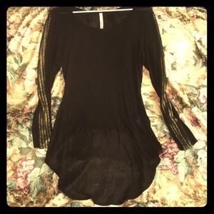 Popcorn Sheer Hi-Lo Top w/Gold Lace Sleeve Detail